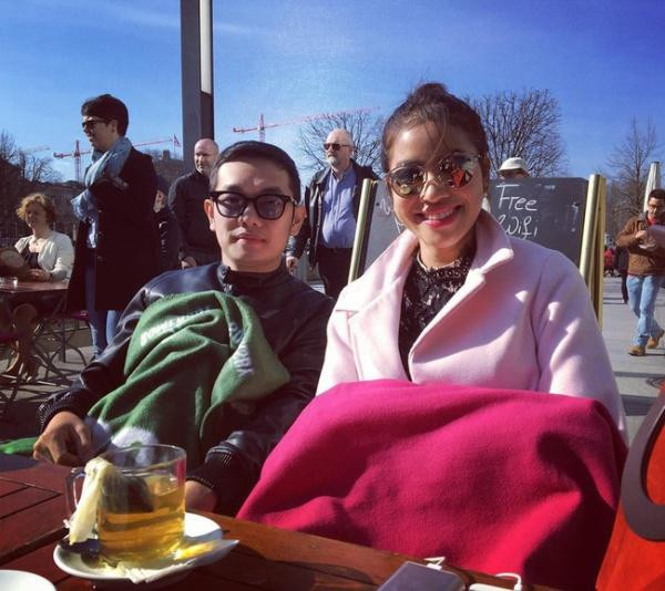 Hoa hậu khéo che bụng bầu bằng cách phủ chăn lên người.