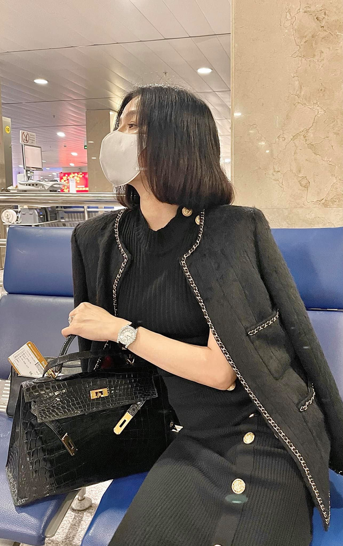 Lệ Quyên về Hà Nội ăn Tết với mẹ sau 10 năm. "Mẹ cho con giọng hát, tính mạnh mẽ, can trường, chịu thương, chịu khó, tự trọng, nề nếp", nữ ca sĩ viết.