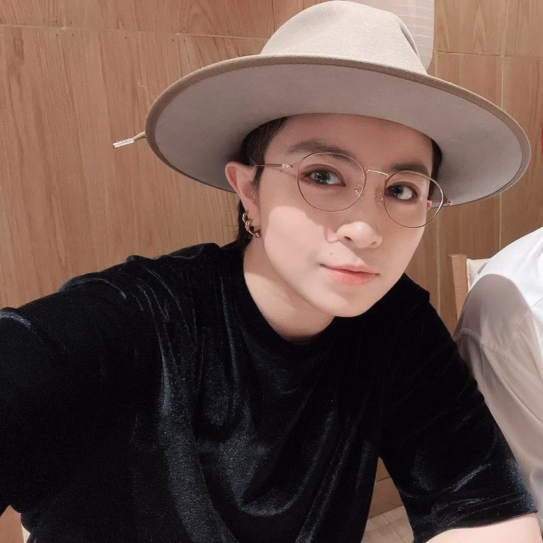 Gil Lê nhận ra chưa mua quần áo mới chơi Tết.