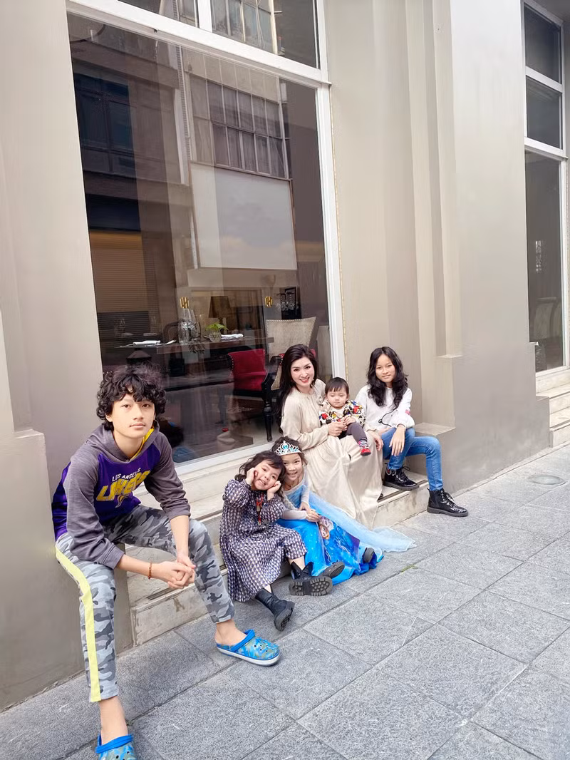 Nguyễn Hồng Nhung bên con và các cháu trong gia đình.