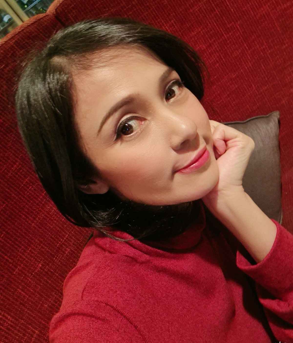 Sau những sóng gió, Việt Trinh sống an yên bên cậu con trai 12 tuổi. Cô cũng quyết định ăn chay trường, tìm niềm vui bên cây cối, vườn tược.