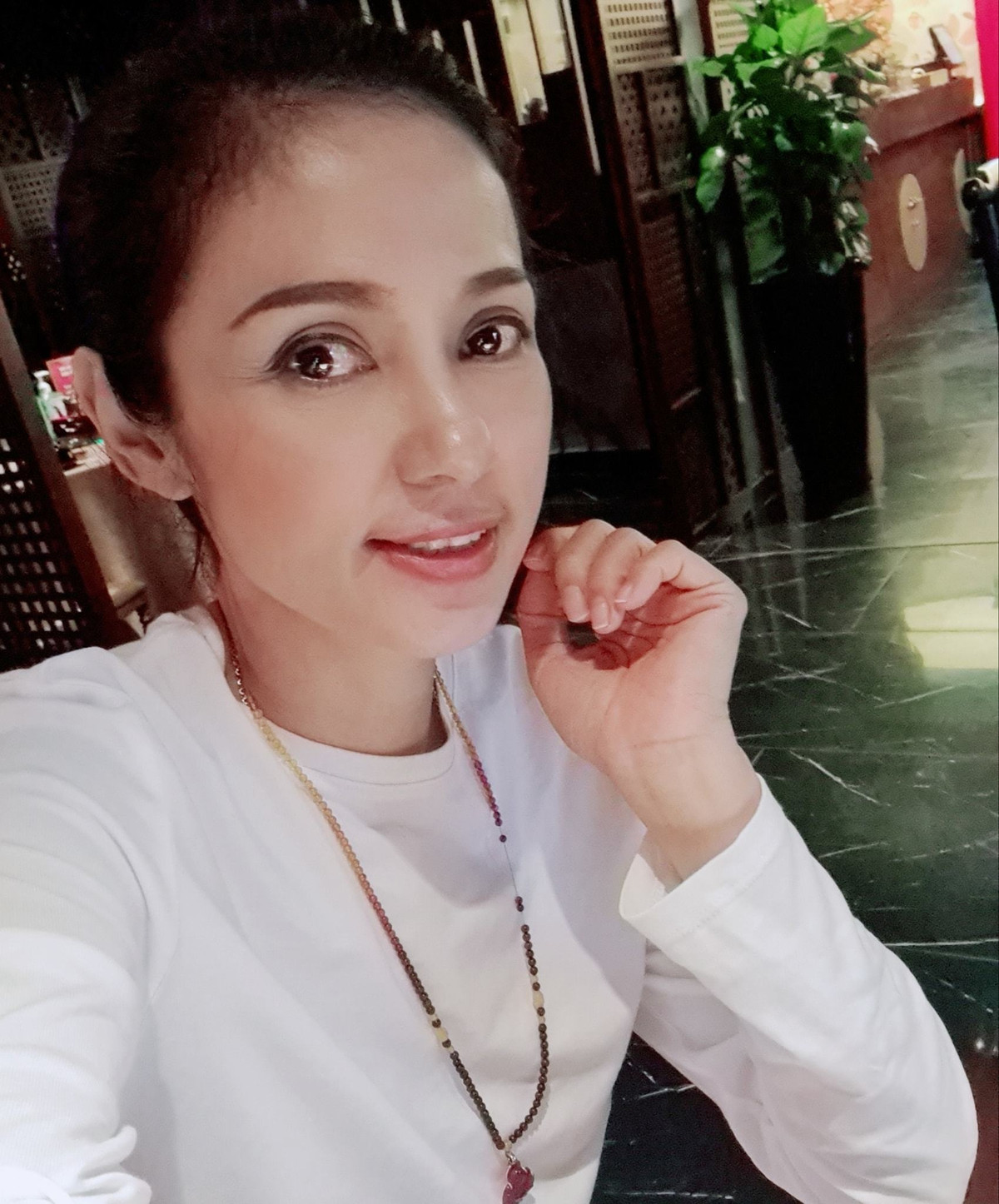 Bạch Cúc là một nhân vật có số phận truân chuyên. Giống như nhân vật, cuộc đời của Việt Trinh cũng có nhiều thăng trầm không kém. Cô từng trải qua nhiều mối tình sóng gió trước khi đi đến quyết định sống độc thân đến cuối đời.