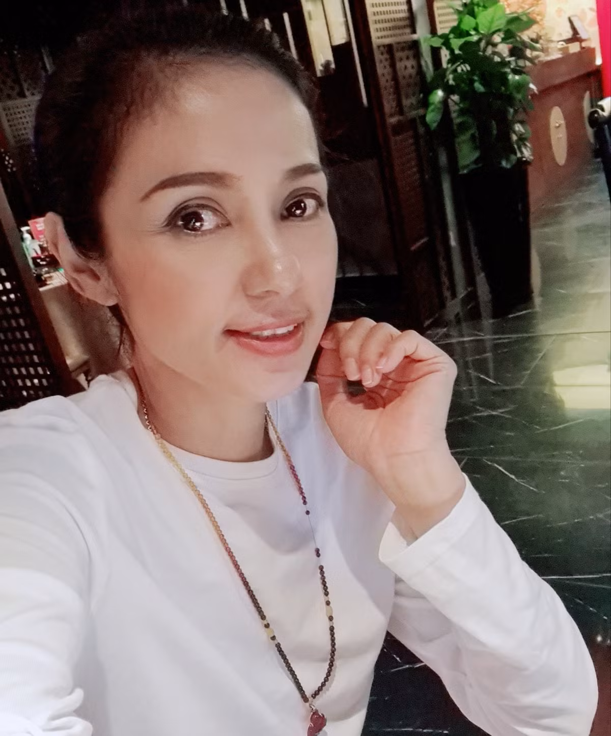 Bạch Cúc là một nhân vật có số phận truân chuyên. Giống như nhân vật, cuộc đời của Việt Trinh cũng có nhiều thăng trầm không kém. Cô từng trải qua nhiều mối tình sóng gió trước khi đi đến quyết định sống độc thân đến cuối đời.