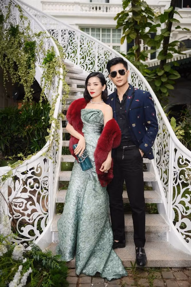 "Yêu nghệ sĩ là xui, với tên tuổi lớn thì người bên cạnh càng khổ. Họ phải chịu nhiều hệ lụy, thiệt thòi, không được đánh giá đúng giá trị bản thân và thường bị so sánh với cái bóng của người yêu. Vì vậy, tôi muốn giữ sự riêng tư để họ an tâm ở bên cạnh, yêu mình và chấp nhận đương đầu mọi thứ", cô giải thích lý do. Dù nữ ca sĩ muốn giấu, song nhiều khán giả vẫn ngầm hiểu đối tượng mà cô nhắc tới là người mẫu kém tuổi Lâm Bảo Châu.