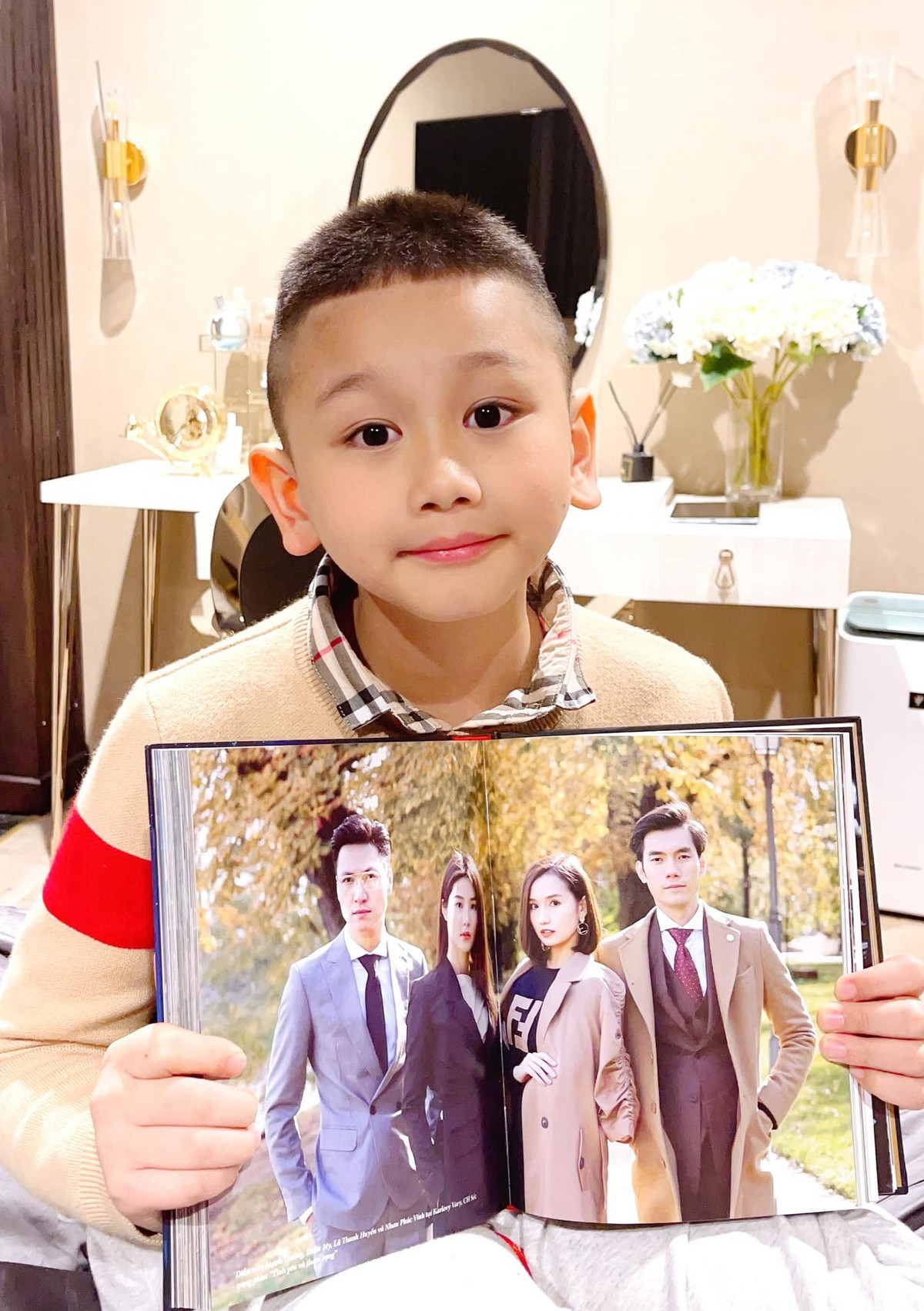 Con trai Lã Thanh Huyền say sưa xem sách ảnh "Diary 2021" của VTV, tự hào vì mẹ là diễn viên.