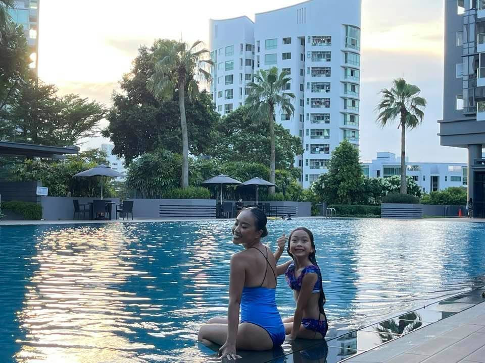 Đoan Trang đi bơi với con gái.