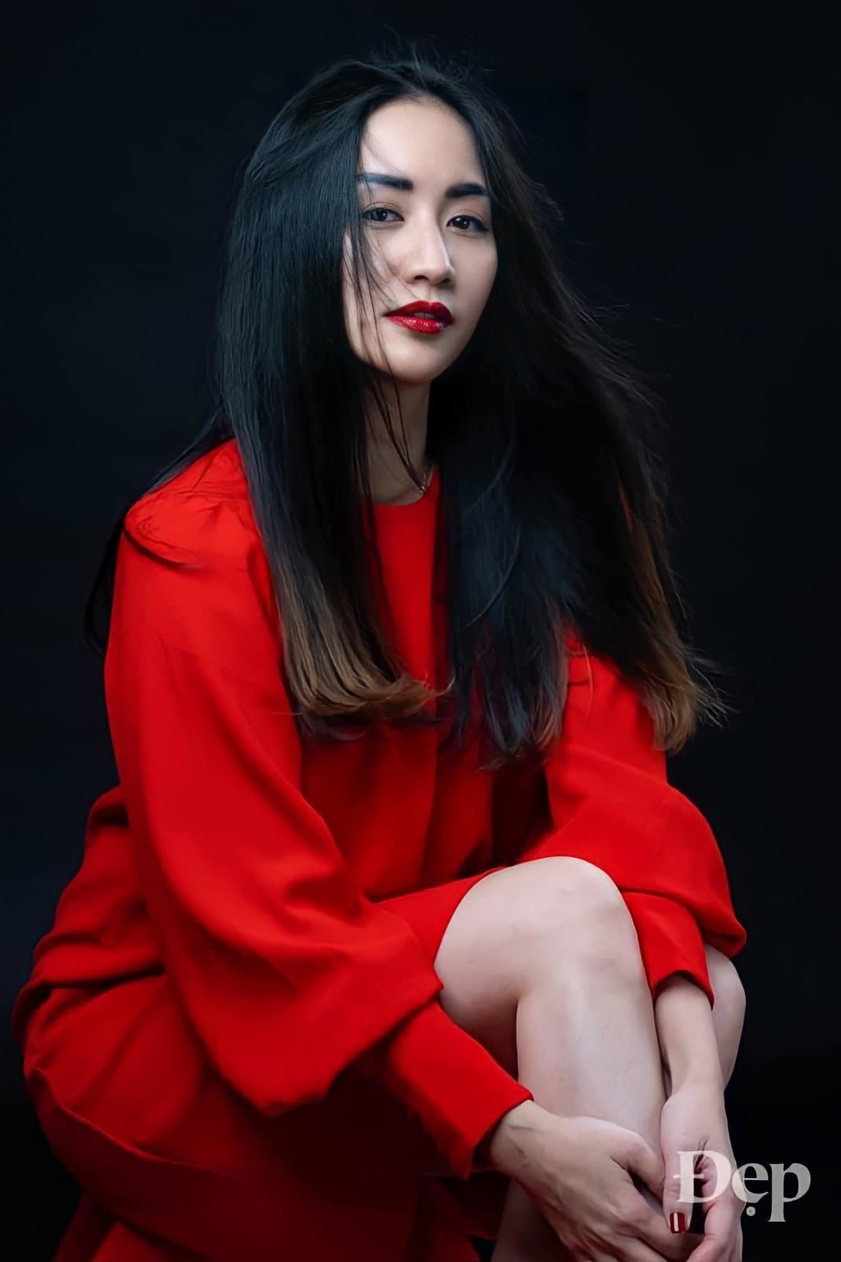 Khánh Thi viết: "Không có lời nói dối kì quái nào mà người đàn bà chẳng tin, nếu đó là lời khen nàng đẹp".