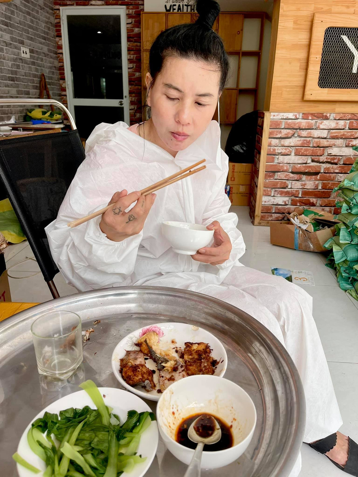 Cát Phượng phờ phạc ăn vội khi đi làm tình nguyện.