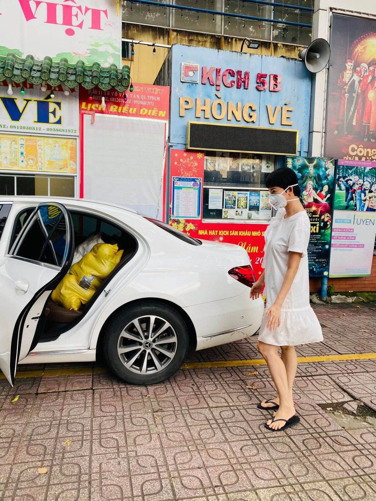 Xuân Lan làm tài xế chở quà đến mọi người.