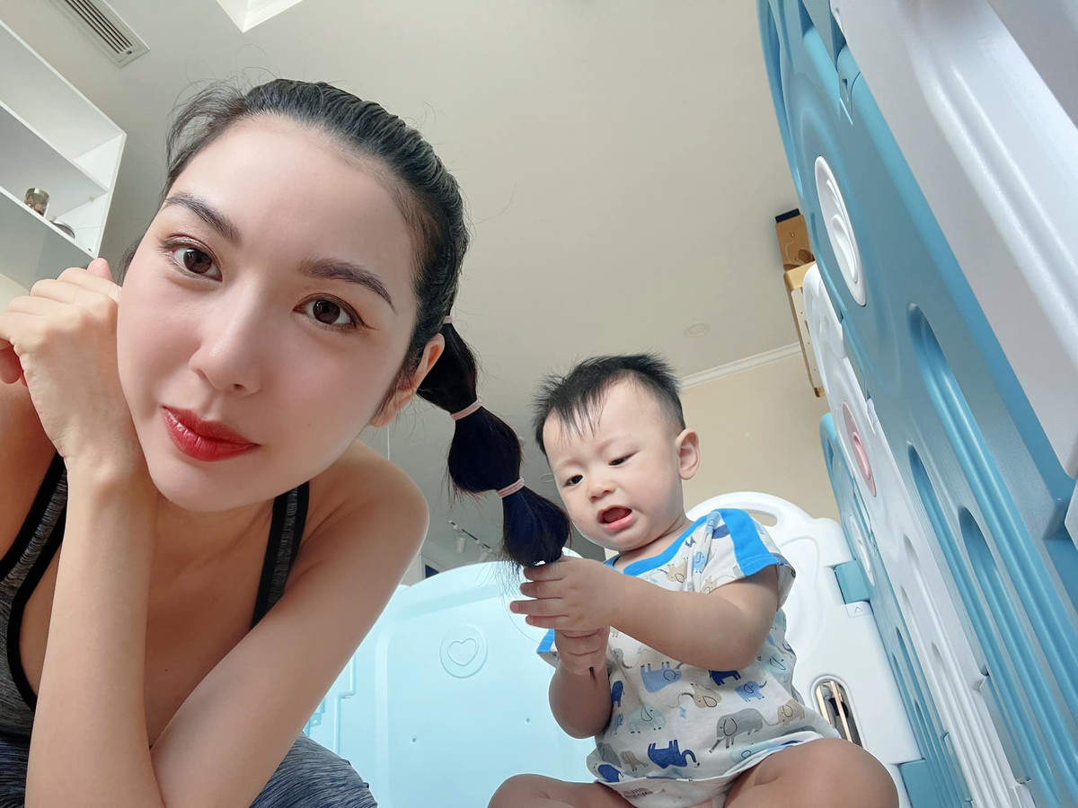 Con trai đáng yêu nghịch tóc Thúy Vân.