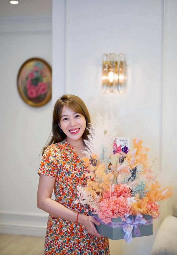 MC Diệp Chi khoe niềm vui nhận nhiều lẵng hoa từ bạn bè, đồng nghiệp.