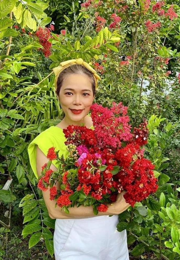 Mỹ Lệ tự hái hoa trong vườn để bày trí trong nhà.