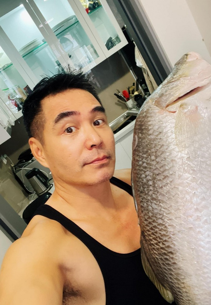 Trung Dũng bất ngờ với con cá nặng 5 kg do một người anh ở quê biếu tặng.