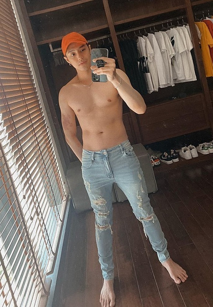 Noo Phước Thịnh khoe cơ thể săn chắc sau quá trình tập gym miệt mài.