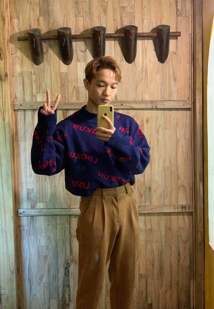 Hoàng Dũng gây cười khi đăng diện quần tây, áo len giữa trời hè nắng nóng.