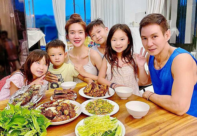 Gia đình Lý Hải quây quần bên bữa cơm đặc trưng Nam Bộ với các món: cá lóc nướng cuốn bánh tráng, gỏi xoài, tép xào bông điên điển...