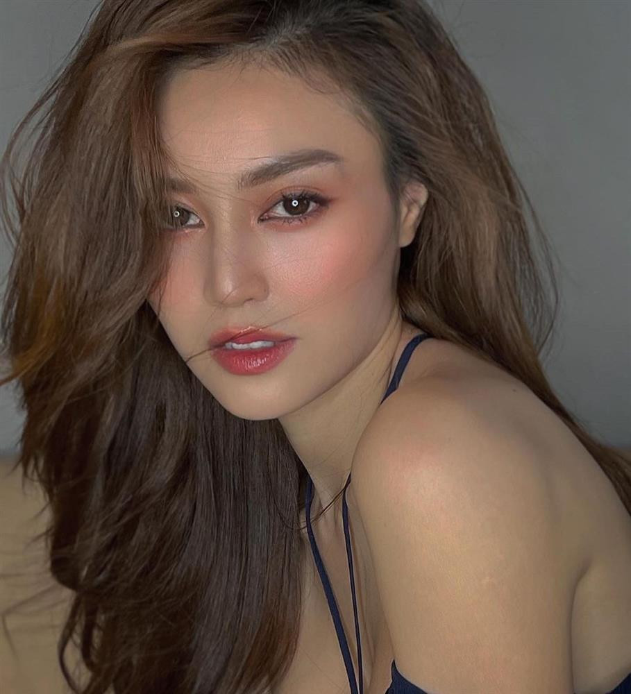 Trên thực tế, Lan Ngọc có khả năng cân đẹp mọi màu son trừ son màu nude bợt bởi chỉ cần thay đổi màu son chút đỉnh là nhan sắc của cô đã biến hóa và có thể hóa thân vào nhiều vai diễn đa dạng.