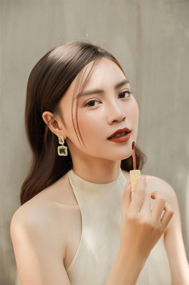 Các màu son đậm, trầm biến Lan Ngọc trở nên đằm thắm, gợi cảm và quyến rũ bất ngờ.