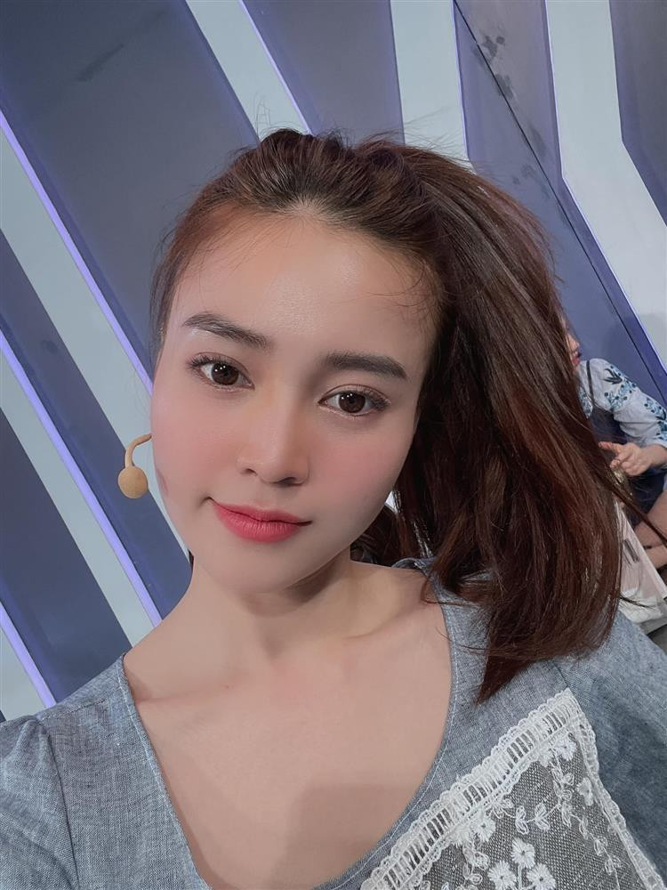 Son hồng lại mang đến cho diễn viên Lan Ngọc sự dịu dàng, trẻ trung.