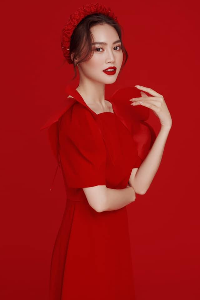 Sự sắc sảo, quyền lực mà màu son đỏ mang lại chắc chắn là ăn đứt màu son bợt mà Lan Ngọc thử thời gian gần đây.