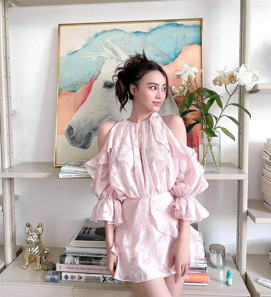 br/> Mới đây, Ninh Dương Lan Ngọc vừa khoe bộ ảnh chụp tại gia. Dù visual vẫn thuộc hàng "đỉnh chóp" nhưng màu son thực sự đã làm thần sắc của nữ diễn viên kém tươi tắn hẳn. Chiếc váy màu hồng pastel nhẹ nhàng bay bổng khá xinh xắn nhưng màu son khiến Lan Ngọc trông như vừa ốm dậy.