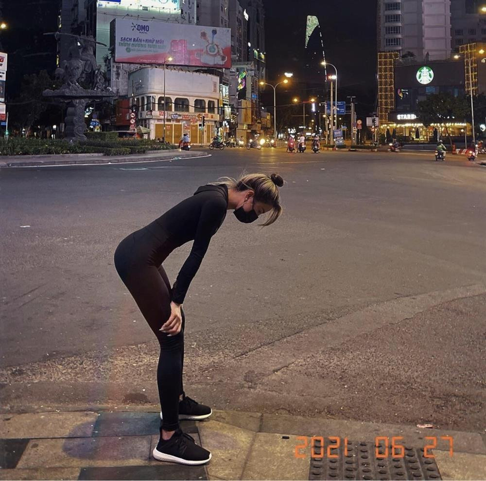 Dù chỉ là chạy bộ "sương sương" 6km nhưng khoản trang phục cũng rất gì và này nọ.