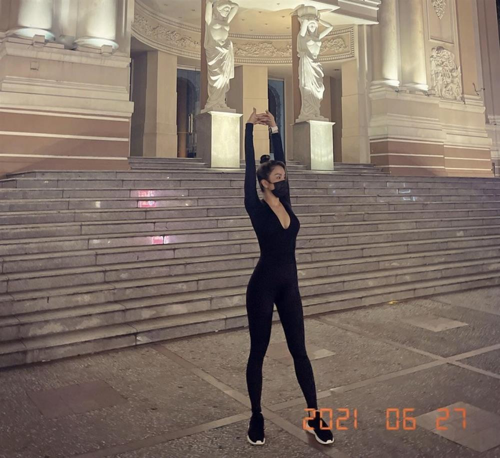 Trang phục jumpsuit khoét ngực sâu, ôm sát tôn trọn body hút mắt của mẹ 2 con.