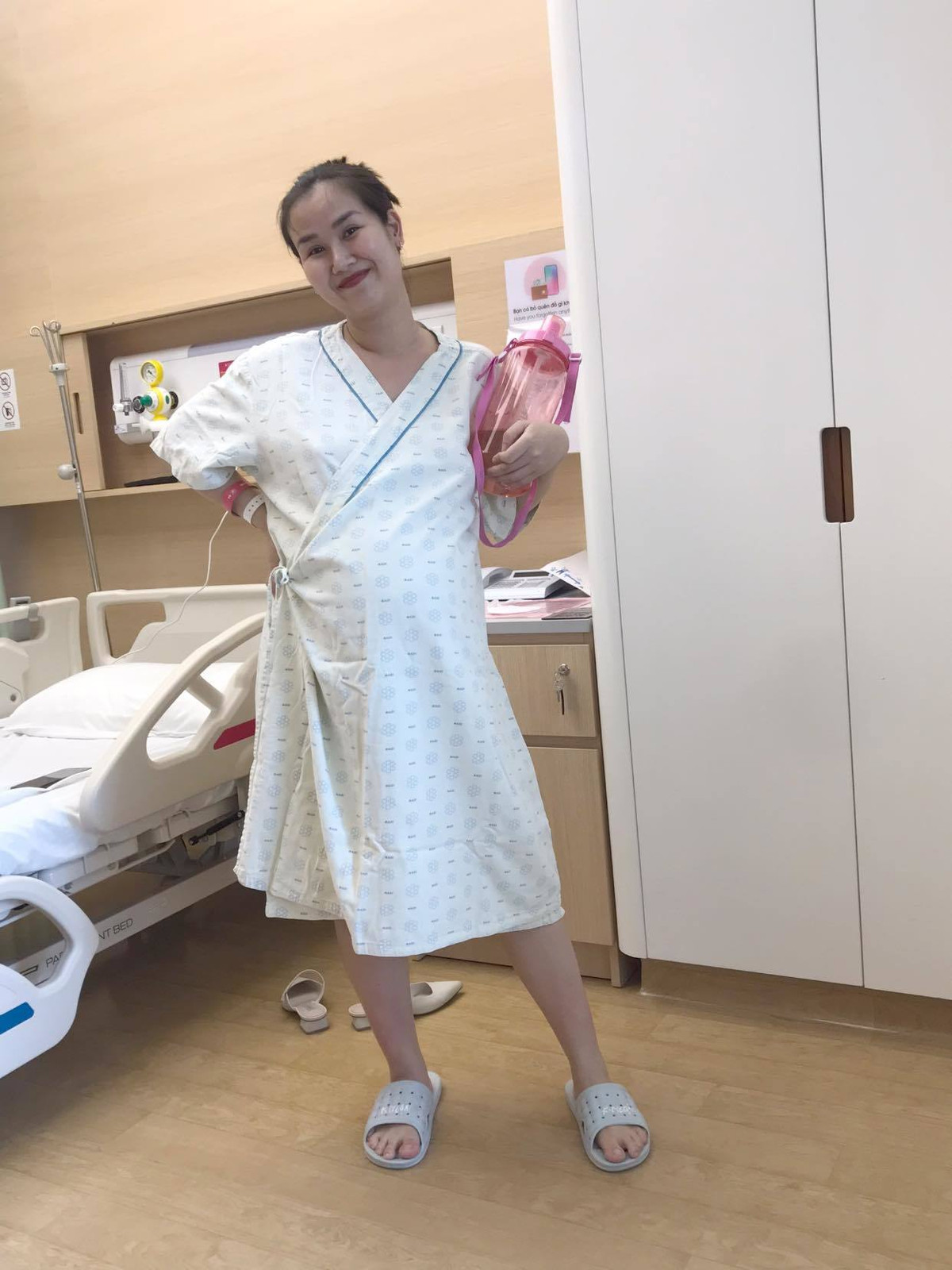 Võ Hạ Trâm thông báo "mẹ tròn con vuông" sau ca sinh mổ.