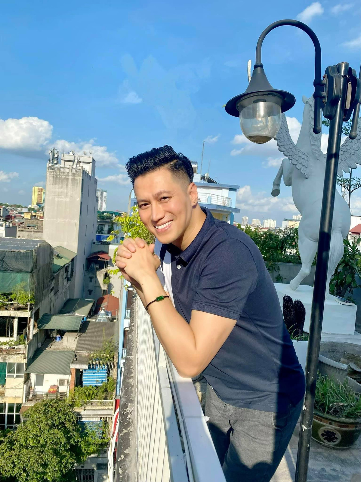 Việt Anh hạnh phúc khi công việc thuận lợi.