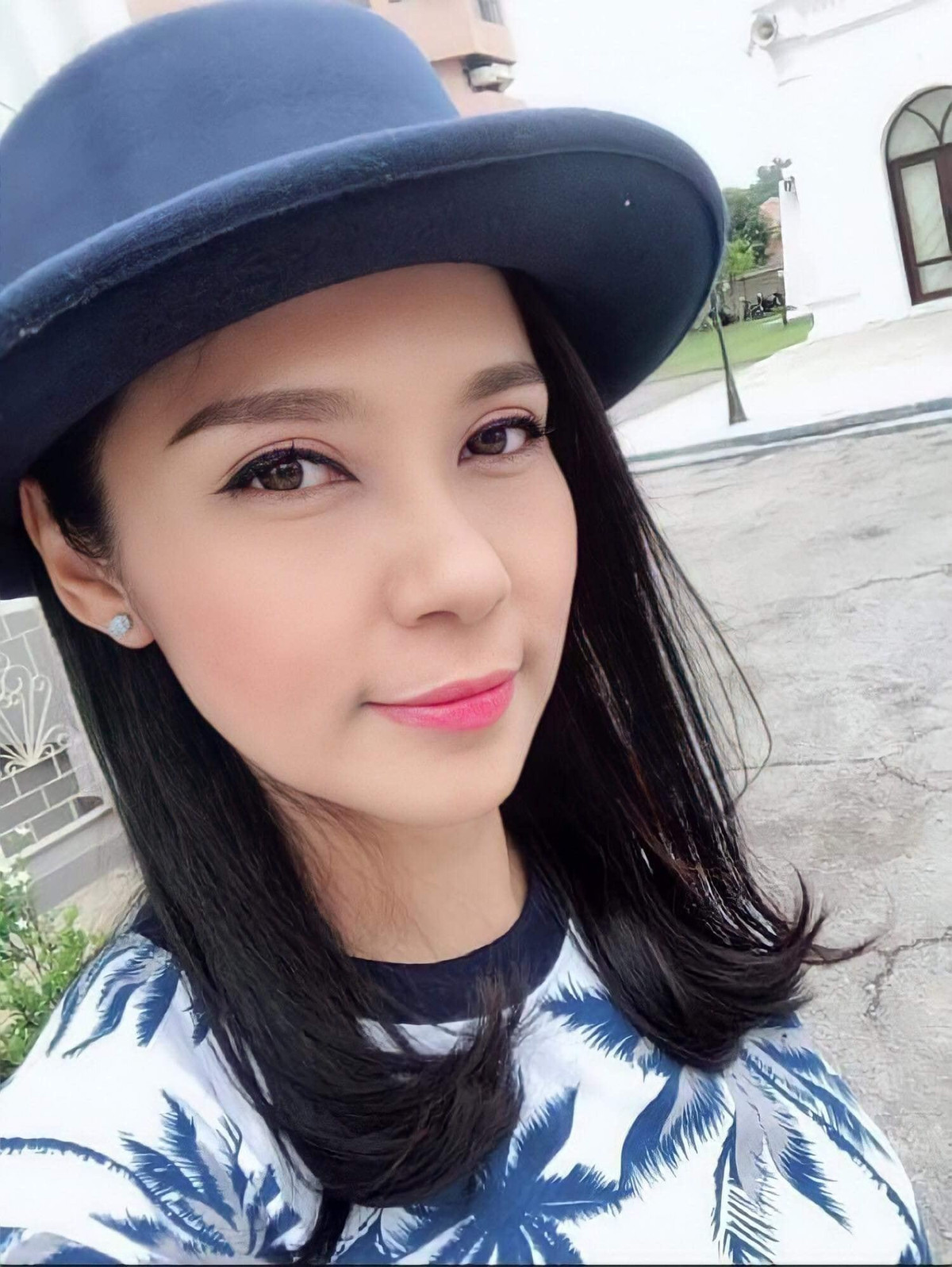 Việt Trinh đời thường trẻ trung.