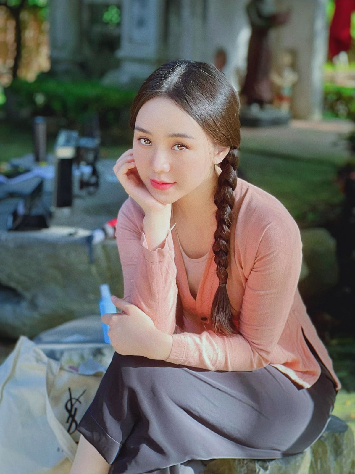 Quỳnh Kool xinh xắn trong tạo hình thôn nữ.