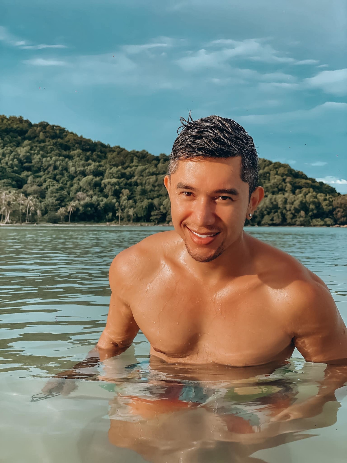 Lương Bằng Quang khoe hình thể ở đảo Phú Quý.