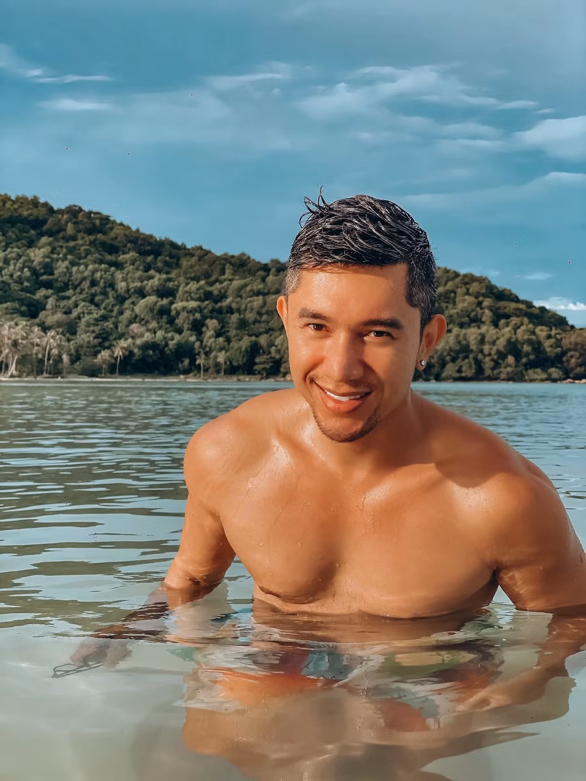 Lương Bằng Quang khoe hình thể ở đảo Phú Quý.