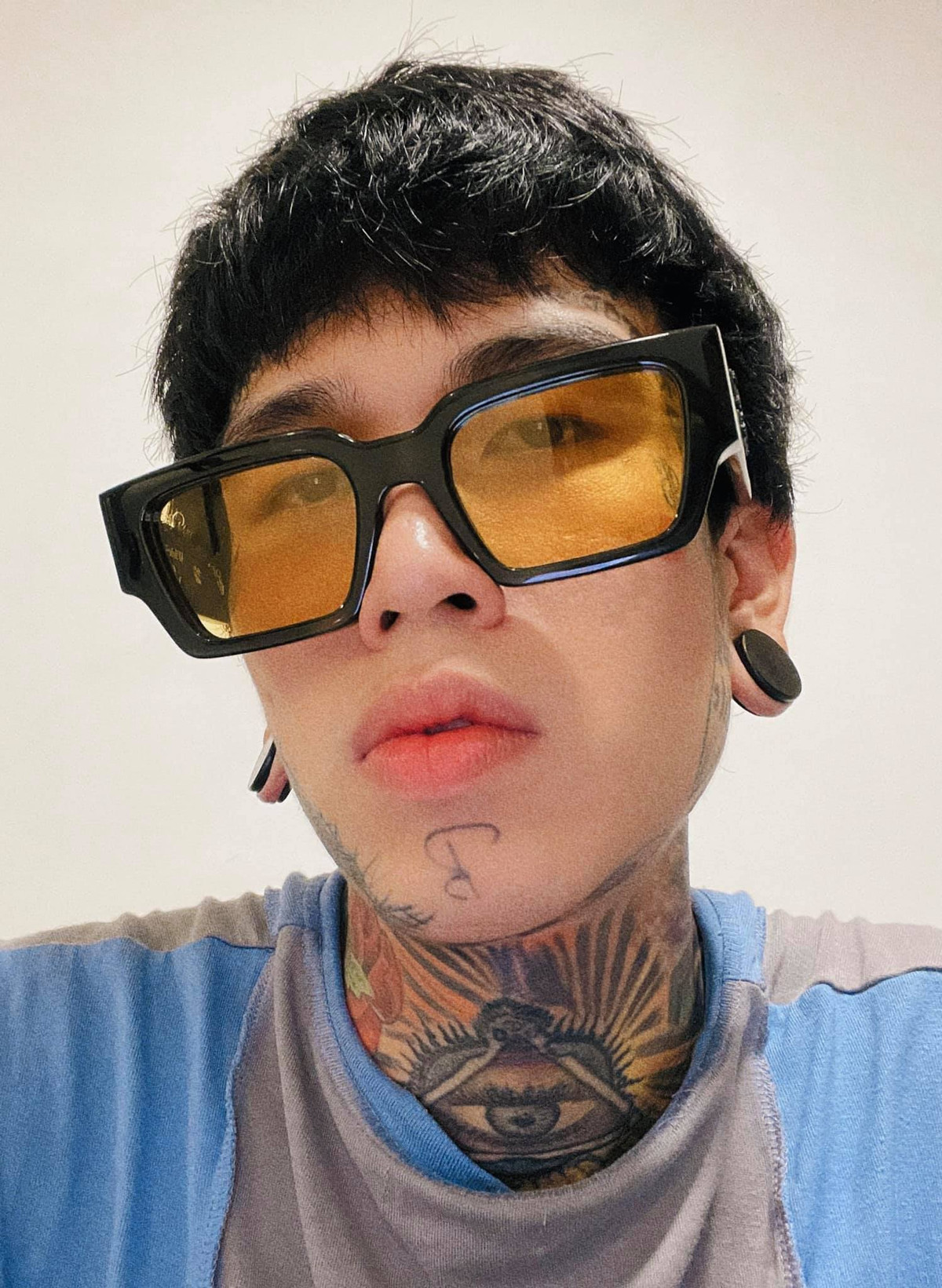 Dế Choắt ở nhà vẫn "ngầu".