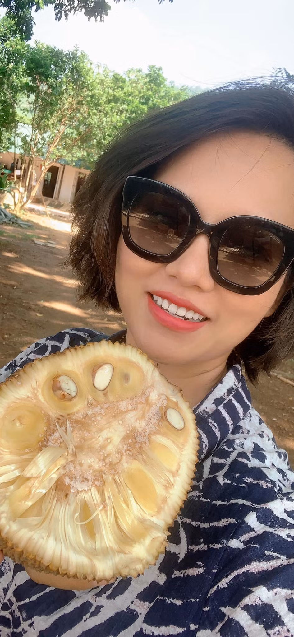 Thái Thùy Linh khoe mít vườn thơm ngon.