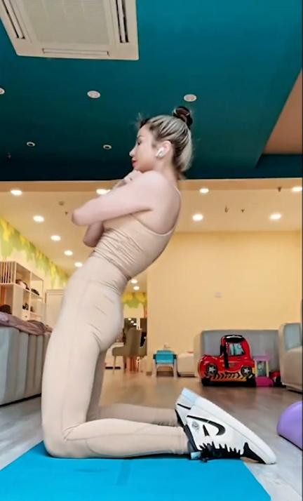 Mới đây, Diệp Lâm Anh tiếp tục "đốt mắt" fans khi chia sẻ bức ảnh khoe dáng chuẩn không cần chỉnh, vòng nào ra vòng nấy. Diện bộ đồ tập màu nude bó sát, nếu chỉ nhìn thoáng qua, người xem còn ngỡ rằng cô đang khỏa thân.