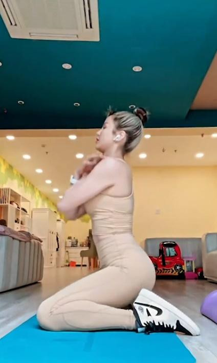 Cô sở hữu body nuột nà với cơ bụng săn chắc mà ngay đến cả gái xuân thì cũng phải "xách dép" chạy theo dài dài. Sau sinh, Diệp Lâm Anh rất chăm chỉ tập luyện thể thao. Cô tham gia các bộ môn như gym, đạp xe, yoga kèm chế độ ăn khoa học. Chính vì vậy, nàng vũ công đã lấy lại vóc dáng sau sinh chỉ trong 1 tháng.