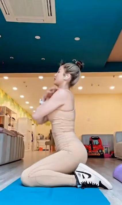 Cô sở hữu body nuột nà với cơ bụng săn chắc mà ngay đến cả gái xuân thì cũng phải "xách dép" chạy theo dài dài. Sau sinh, Diệp Lâm Anh rất chăm chỉ tập luyện thể thao. Cô tham gia các bộ môn như gym, đạp xe, yoga kèm chế độ ăn khoa học. Chính vì vậy, nàng vũ công đã lấy lại vóc dáng sau sinh chỉ trong 1 tháng.