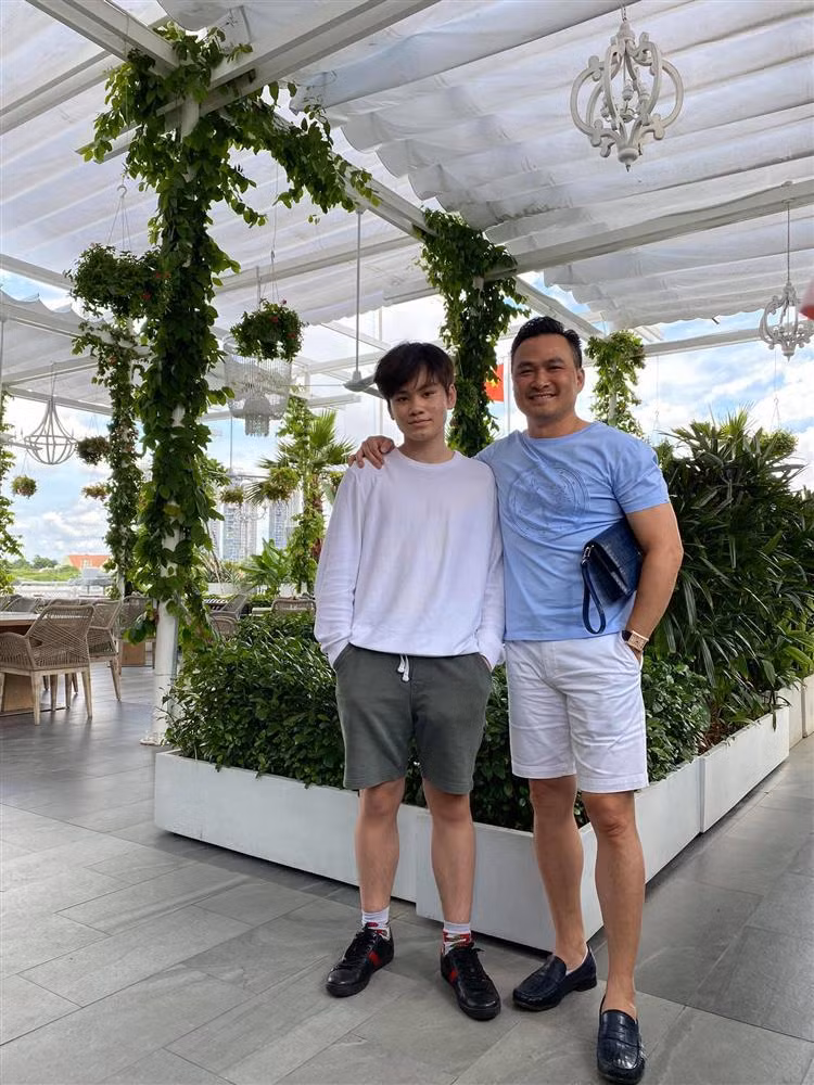 Gia Cát là trái ngọt hôn nhân của Chi Bảo và vợ cũ Hồng Loan, sinh năm 2001. Con trai nam diễn viên sở hữu gương mặt sáng, hiện phổng phao gần bằng bố.