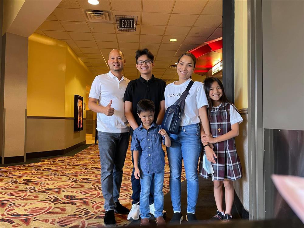 Chấn Hưng chẳng mấy mà cao vượt cả bố. Dưới cậu quý tử nhà sao Việt này còn có 2 em là Hồng Ân và Chấn Hào.