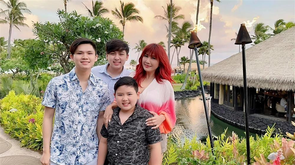 Beckam bên mẹ và 2 em trai. Quý tử nhà Trizzie Phương Trinh thừa hưởng được "gene nghệ thuật" từ bố mẹ.