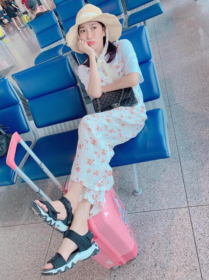 Diệu Nhi cũng từng có pha xuất hiện "hỡi ôi" thế này. Ai theo dõi Diệu Nhi thì hẳn còn nhớ đến "combo" dìm dáng gồm quần yếm hoa nhí khá sến mix cùng mũ rộng vành thắt nơ, chunky sandals mà cô từng diện. Một set đồ sân bay khó cảm là đây chứ đâu!