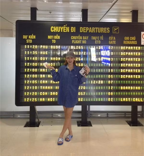 Bên cạnh những hình ảnh chất "phát ngất", Mai Ngô cũng có những lúc xuống phong độ như thế này với áo rộng như váy, dép lê loẹt quẹt khi xuất hiện tại sân bay