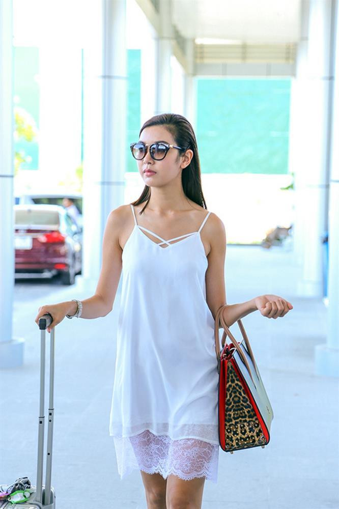 Tuy nhiên, những màn ăn diện sến sẩm của các mỹ nhân trên cũng không là gì so với Á hậu Thuý Vân. Trông cô như thể đang diện váy ngủ thì bị bắt ra sân bay tạo dáng.