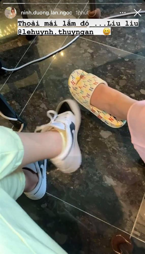##b###Mỹ nhân Việt này còn khoe cận đôi dép lê mình đang mang.