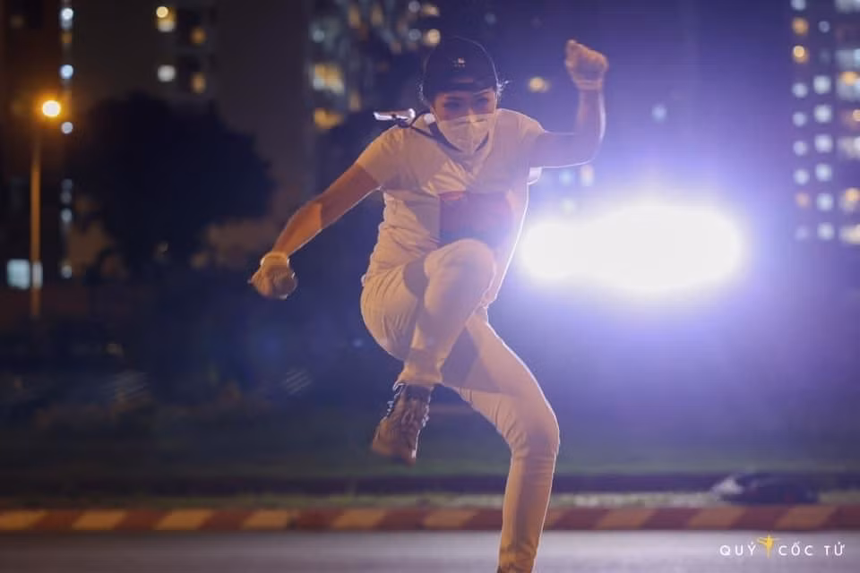 Khoảnh khắc máu lửa của Phương Thanh khi diễn ở bệnh viện dã chiến.