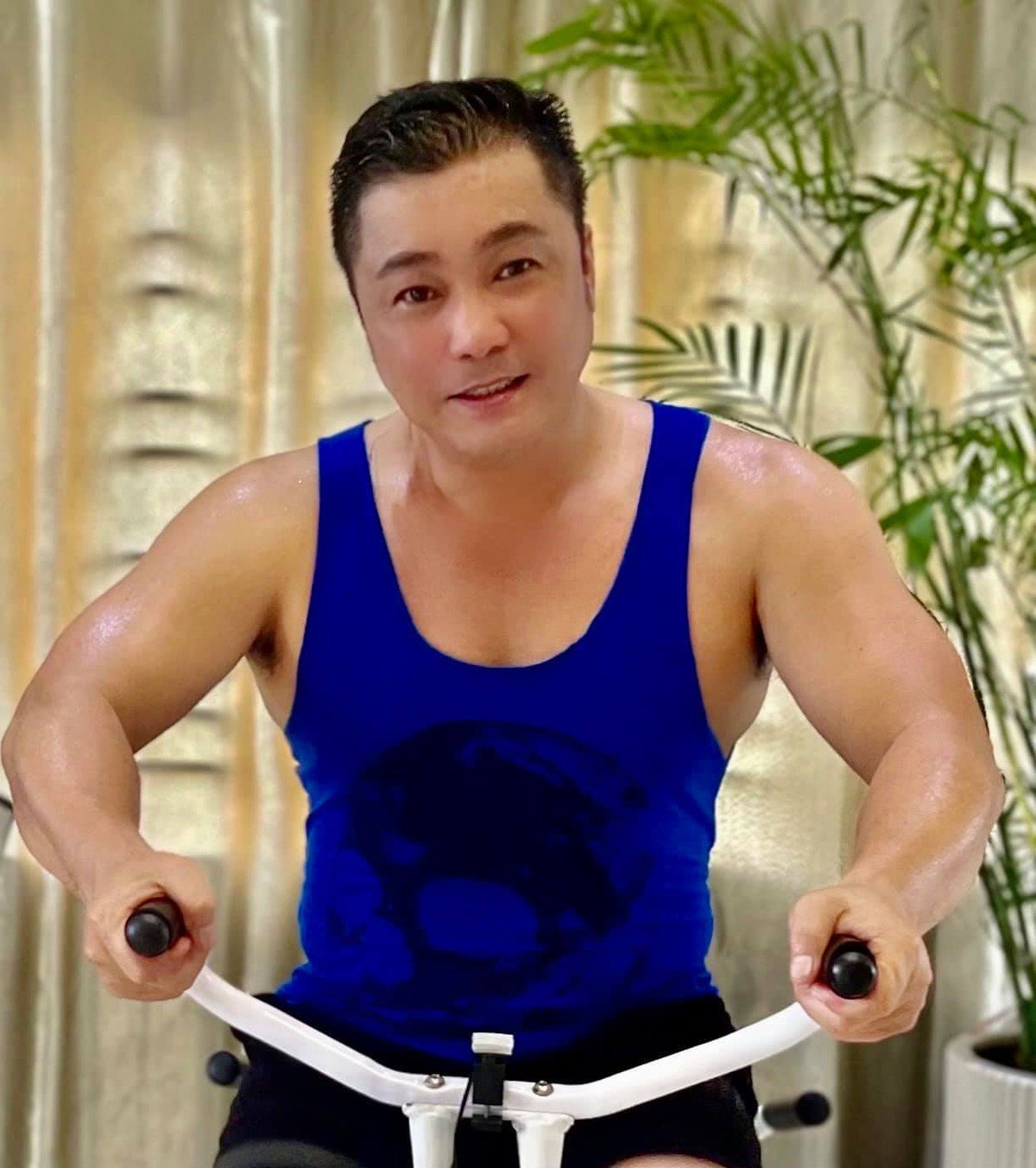 Sao Việt Lý Hùng mướt mồ hôi tập gym tại nhà.