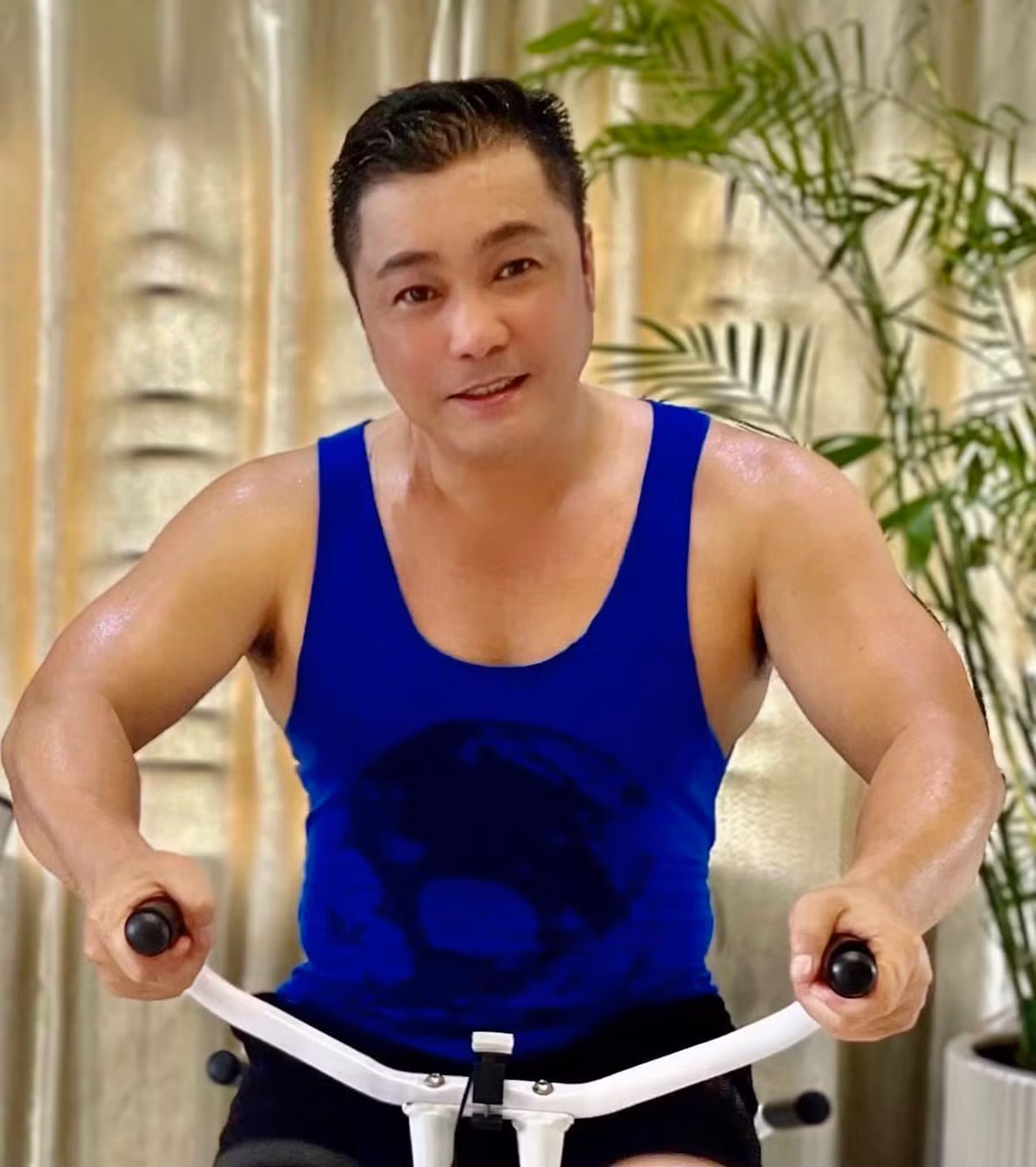 Sao Việt Lý Hùng mướt mồ hôi tập gym tại nhà.