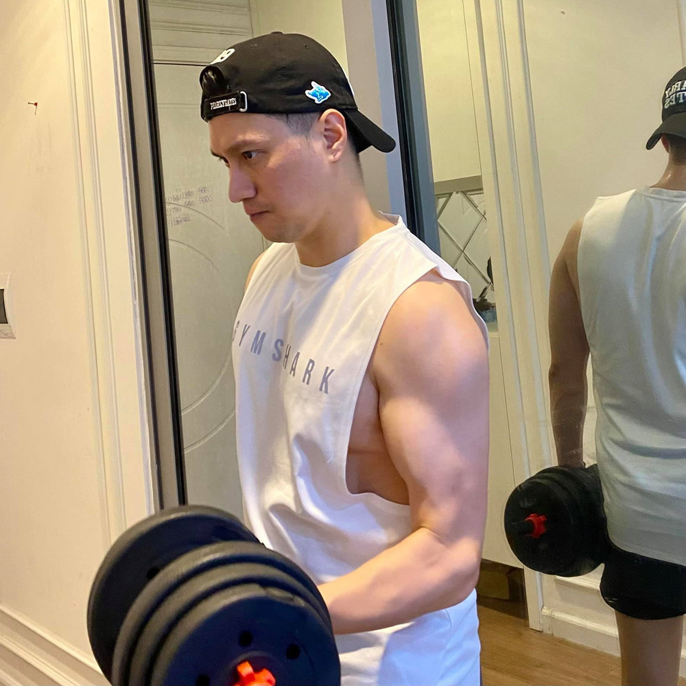  Việt Anh viết: "Thể dục là rất tốt và cần thiết nhưng thời điểm này chúng ta nên tập ở nhà để an toàn cho xã hội và đỡ vất vả cho lực lượng chống dịch".