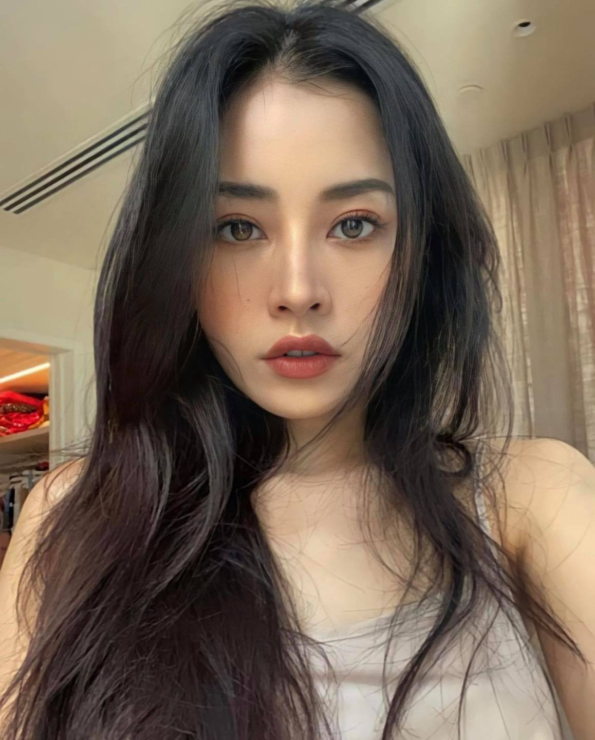 Chi Pu than vãn mái tóc rối bời.